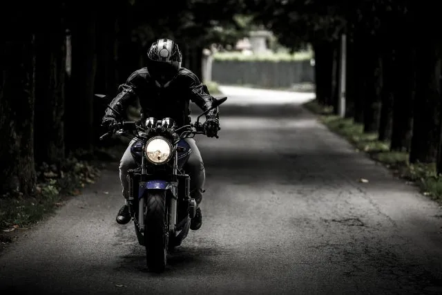 Jazda motocyklem w różnych porach roku – o czym pamiętać?