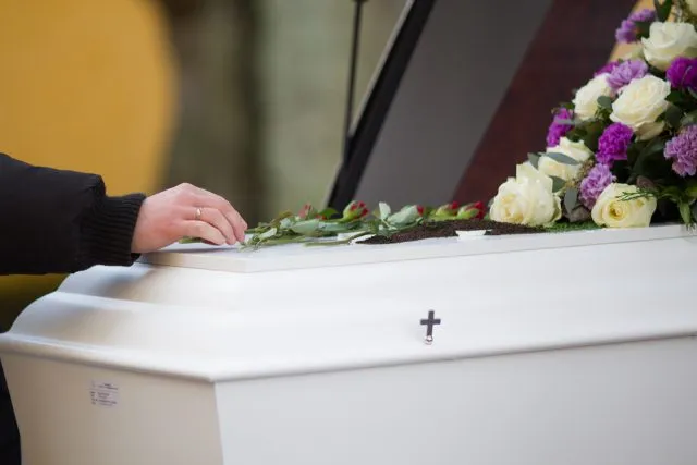 Przewóz zwłok, tłumaczenie dokumentów i zasiłek pogrzebowy — która firma pogrzebowa pomoże?