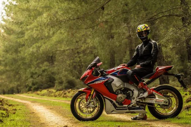 Strój na motocykl – jak wybrać najlepszy?
