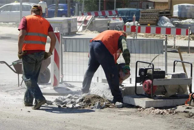 Odzież robocza odblaskowa – kiedy jest konieczna?