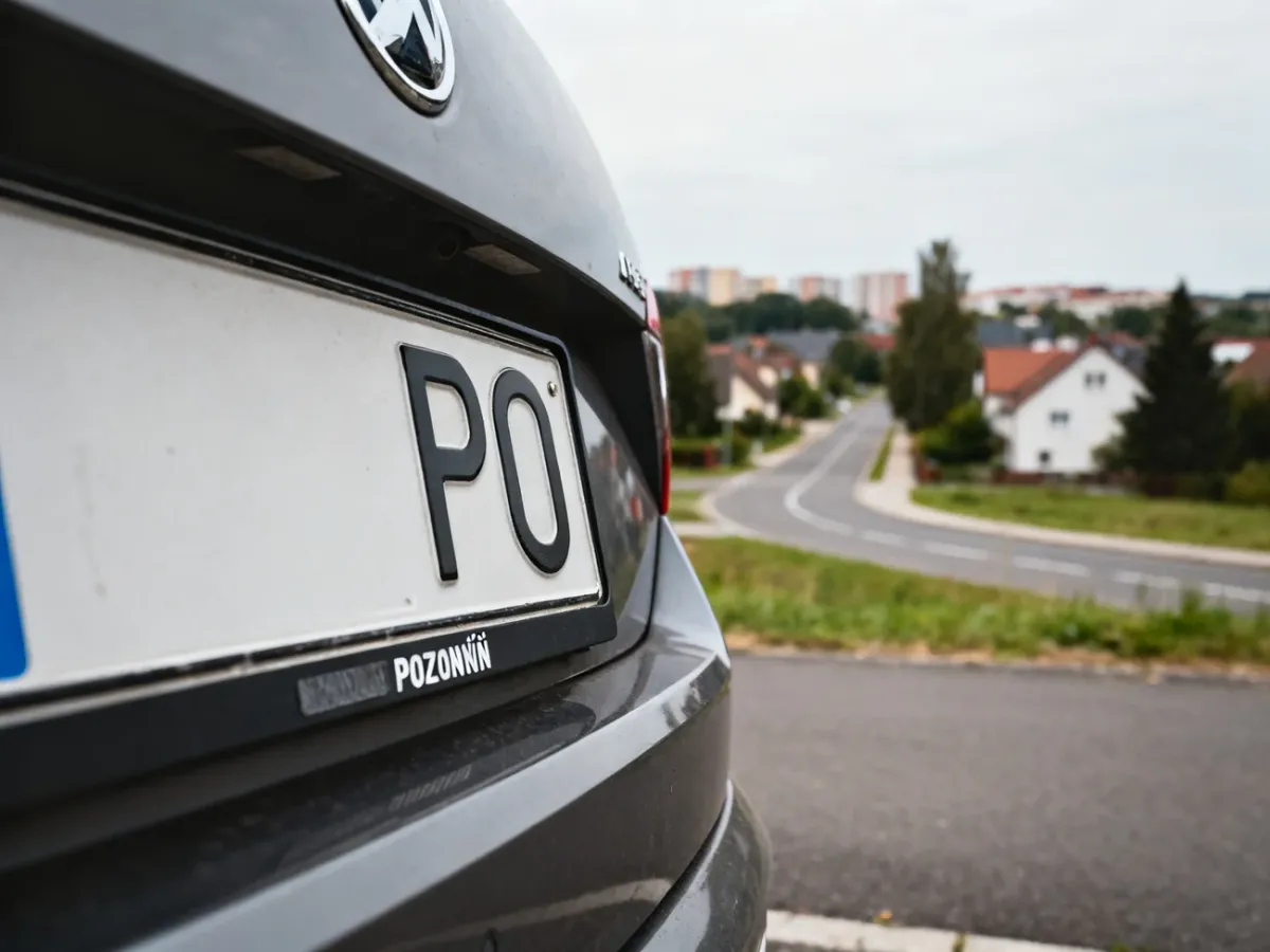Samochód z polską tablicą rejestracyjną zaczynającą się od PO na tle okolic Poznania